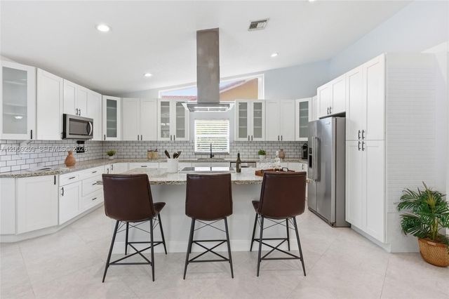 1135 Fairfax Ln, Weston, FL 33326