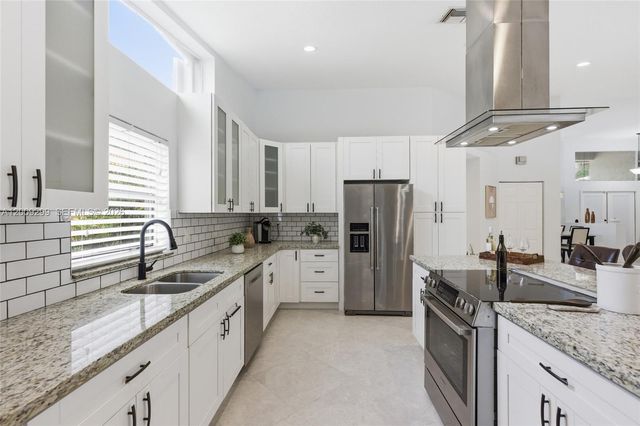1135 Fairfax Ln, Weston, FL 33326