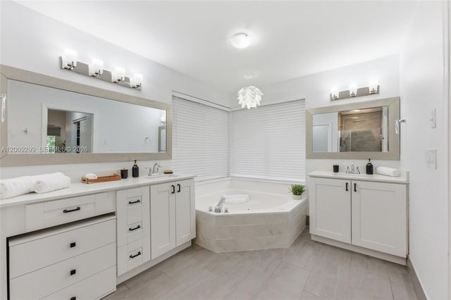 1135 Fairfax Ln, Weston, FL 33326