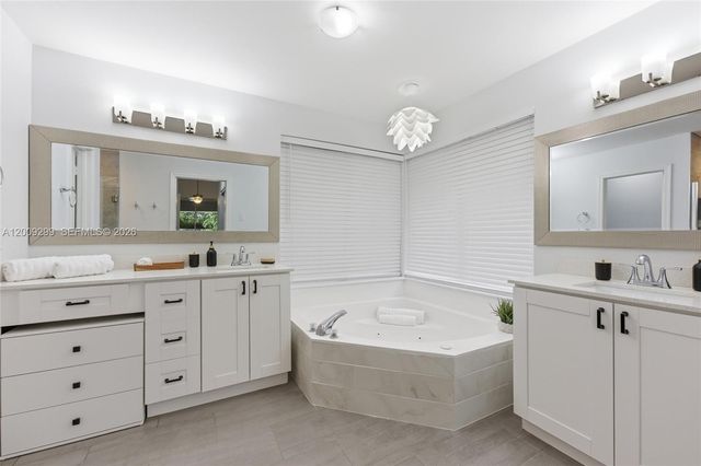 1135 Fairfax Ln, Weston, FL 33326