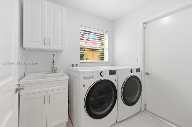 1135 Fairfax Ln, Weston, FL 33326