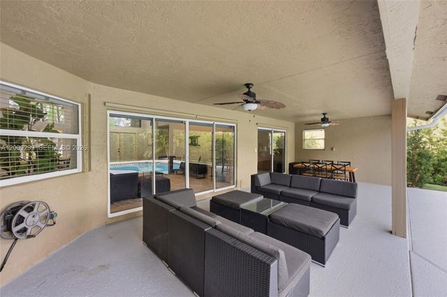 1135 Fairfax Ln, Weston, FL 33326