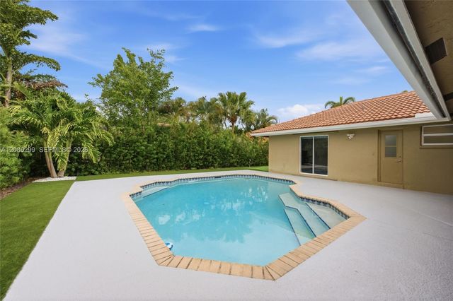 1135 Fairfax Ln, Weston, FL 33326