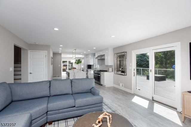 7 Beechwood Ter, Green Brook Twp., NJ 08812