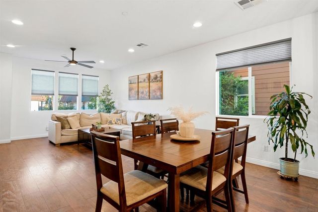 325 Royal Gln 608, Escondido, CA 92025