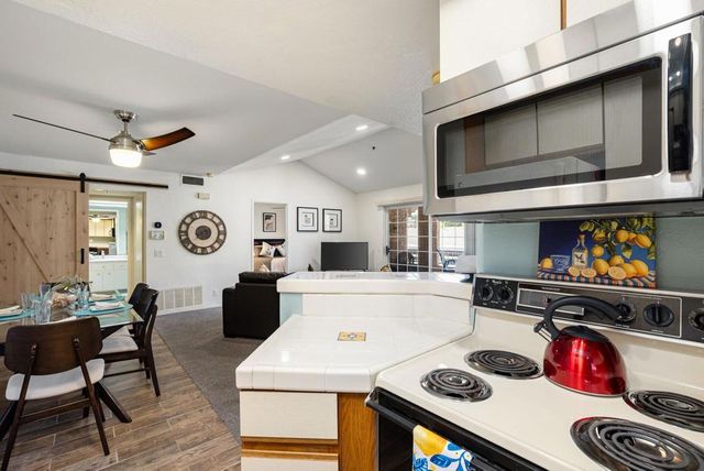 2700 Lawrence Crossley Road 22, Palm Springs, CA 92264