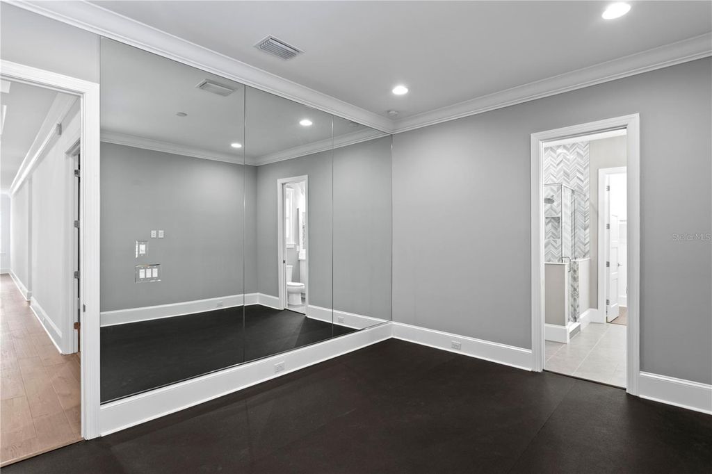Image 27 of property listing at 5015 W LONGFELLOW AVENUE, Tampa, FL 33629
