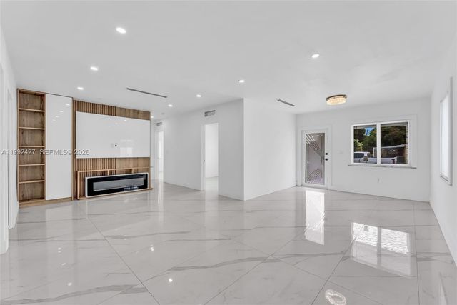 875 E 8th St, Hialeah, FL 33010