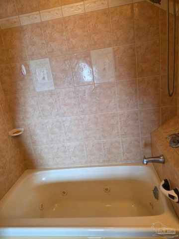 825 Bayshore Dr 608, Pensacola, FL 32507