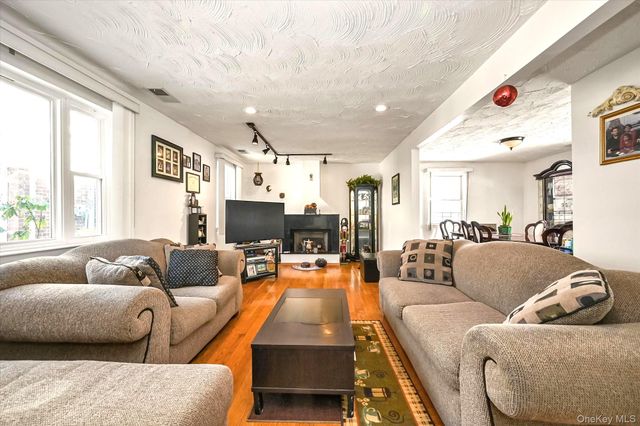 68-57 Cloverdale Boulevard 109, Bayside, NY 11364