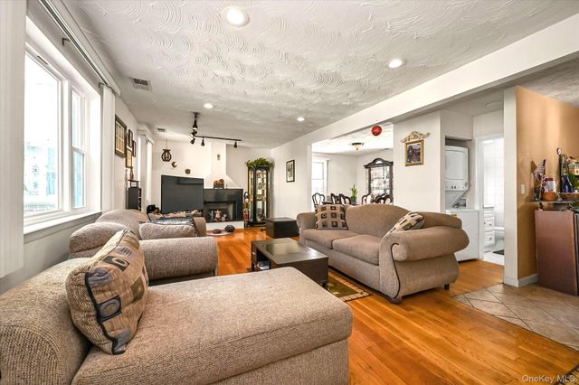 68-57 Cloverdale Boulevard 109, Bayside, NY 11364