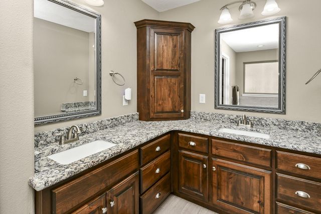 5343 S Twelve Oaks Road, Springfield, MO 65810