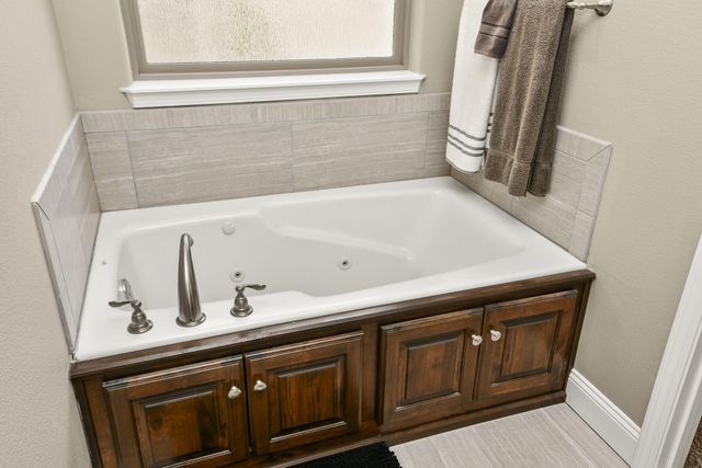 5343 S Twelve Oaks Road, Springfield, MO 65810