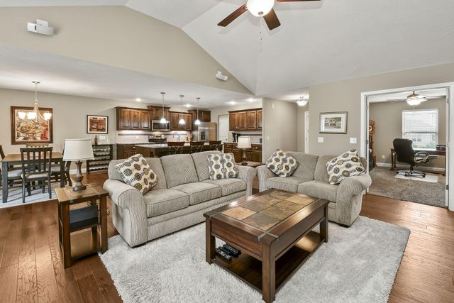 5343 S Twelve Oaks Road, Springfield, MO 65810