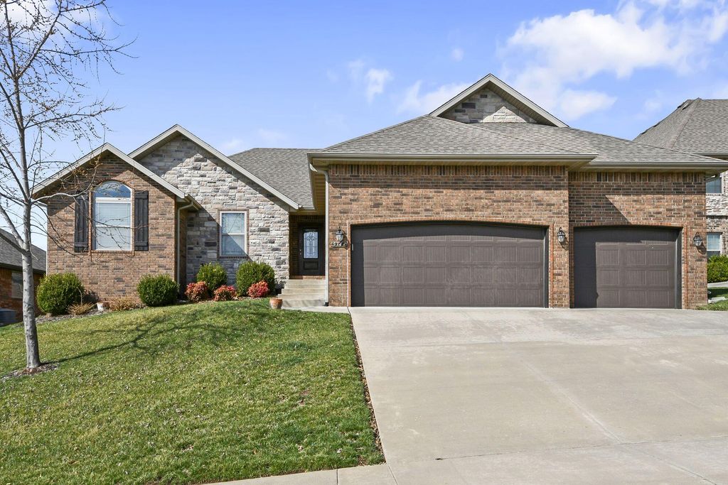 5343 S Twelve Oaks Road, Springfield, MO 65810