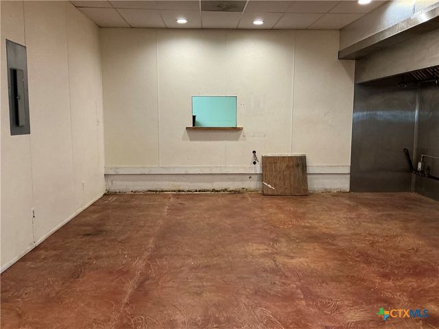 212 N Nixon Avenue, Nixon, TX 78140