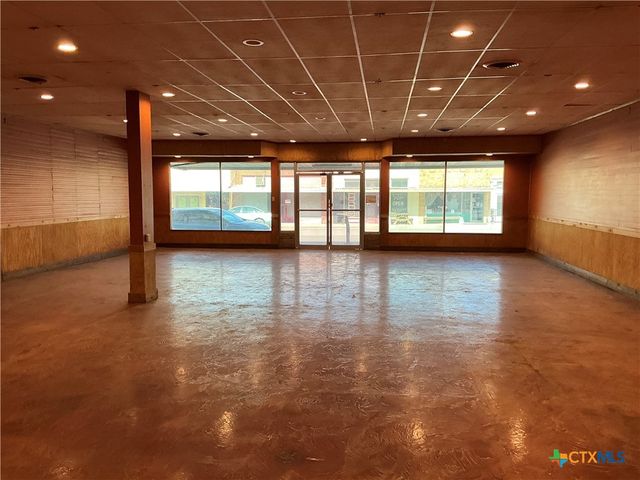 212 N Nixon Avenue, Nixon, TX 78140