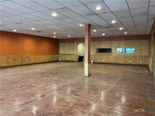 212 N Nixon Avenue, Nixon, TX 78140