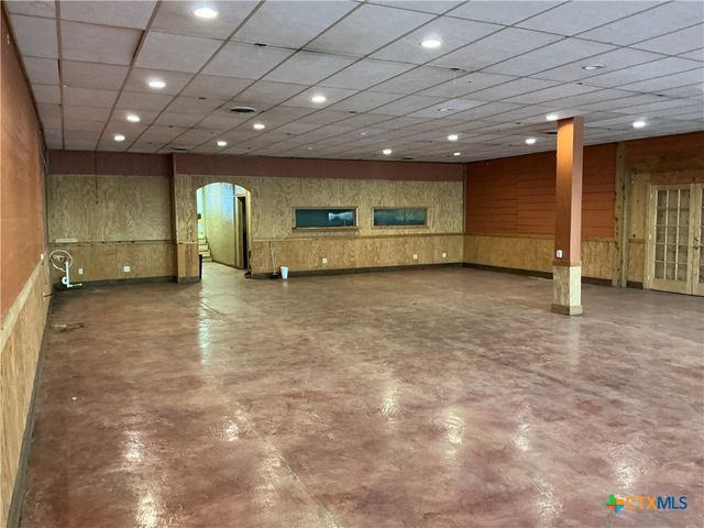 212 N Nixon Avenue, Nixon, TX 78140