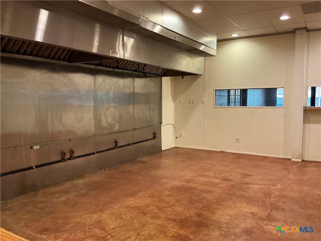 212 N Nixon Avenue, Nixon, TX 78140