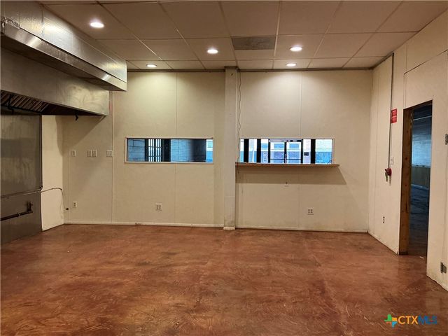 212 N Nixon Avenue, Nixon, TX 78140