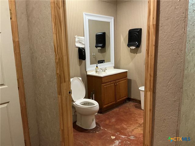 212 N Nixon Avenue, Nixon, TX 78140