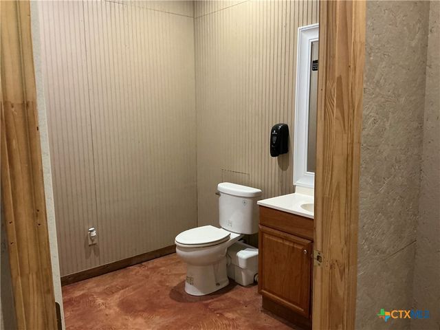 212 N Nixon Avenue, Nixon, TX 78140