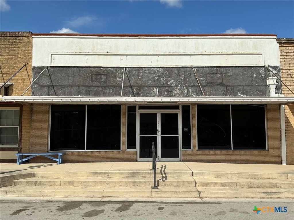 212 N Nixon Avenue, Nixon, TX 78140
