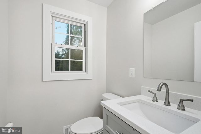 8215 BUCKNELL DR, Vienna, VA 22180