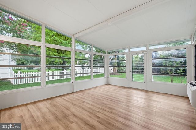 8215 BUCKNELL DR, Vienna, VA 22180