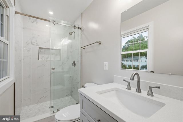 8215 BUCKNELL DR, Vienna, VA 22180