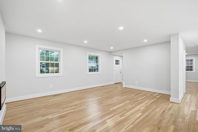 8215 BUCKNELL DR, Vienna, VA 22180