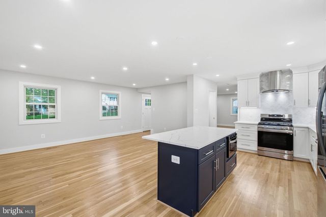 8215 BUCKNELL DR, Vienna, VA 22180