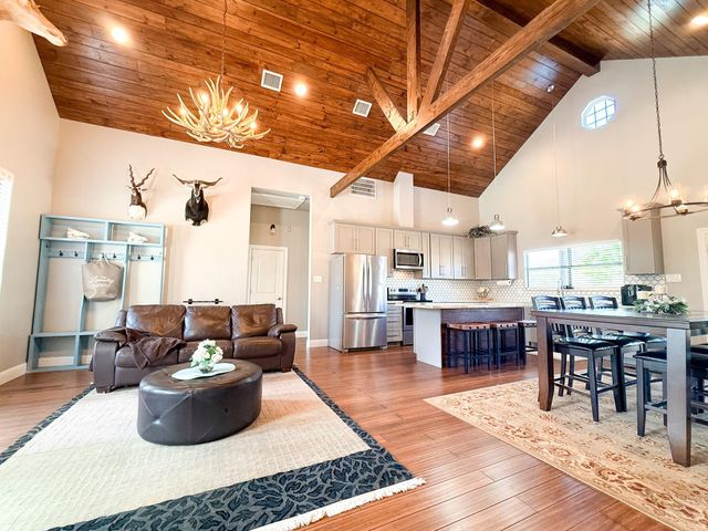 214 Hunters Hill Road, Oakhurst, TX 77359