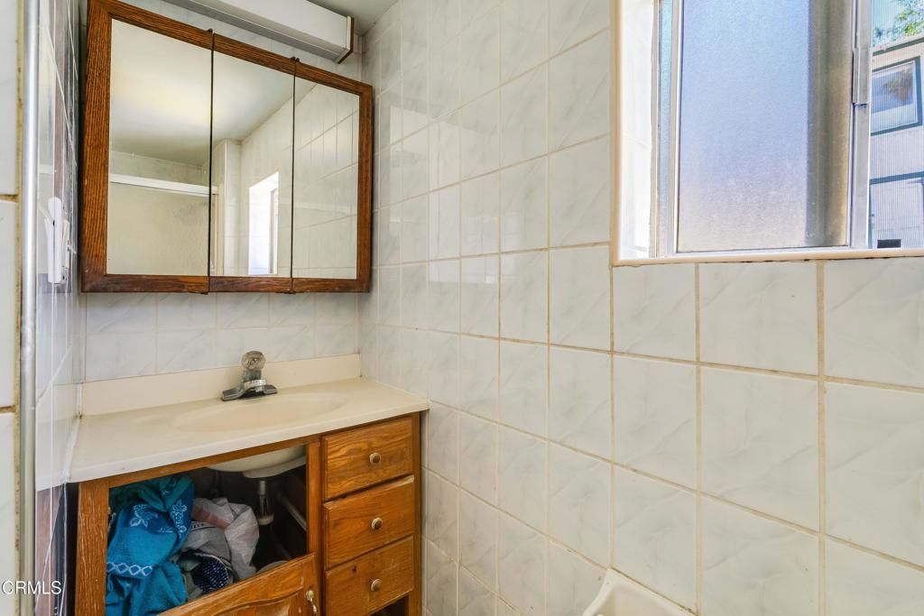 Image 13 of property listing at 4012 Clayton Avenue W, Los Angeles, CA 90027