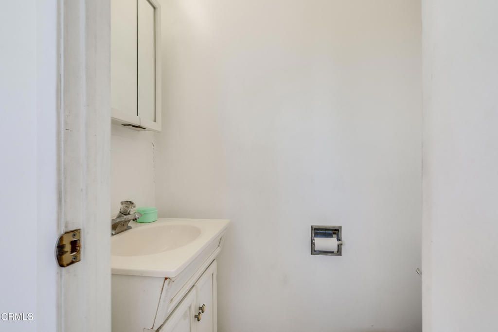 Image 17 of property listing at 4012 Clayton Avenue W, Los Angeles, CA 90027