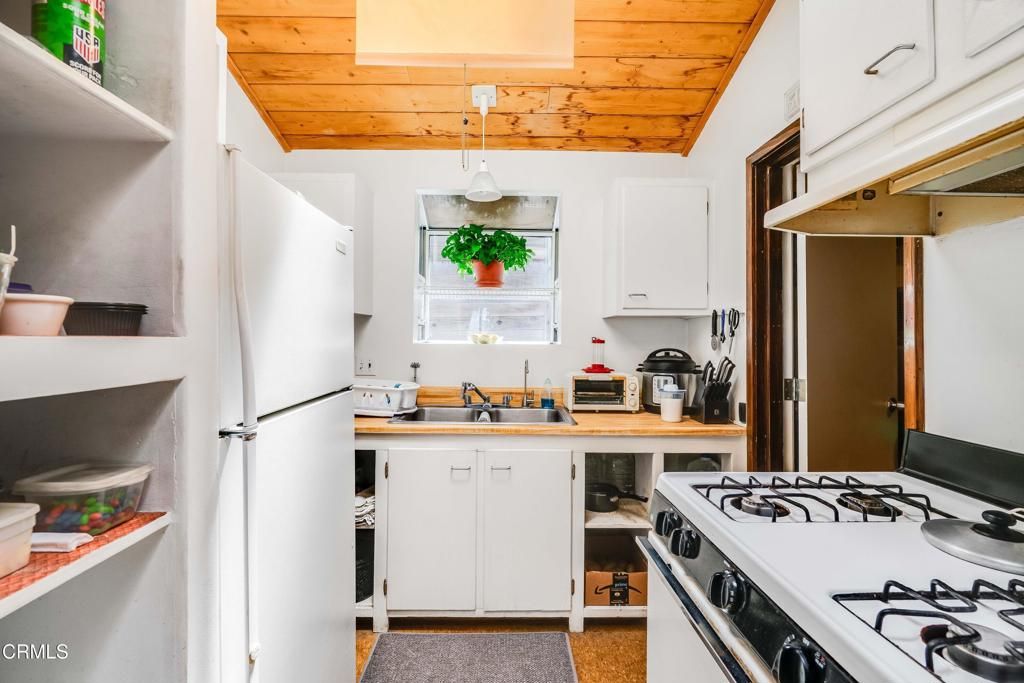 Image 25 of property listing at 4012 Clayton Avenue W, Los Angeles, CA 90027