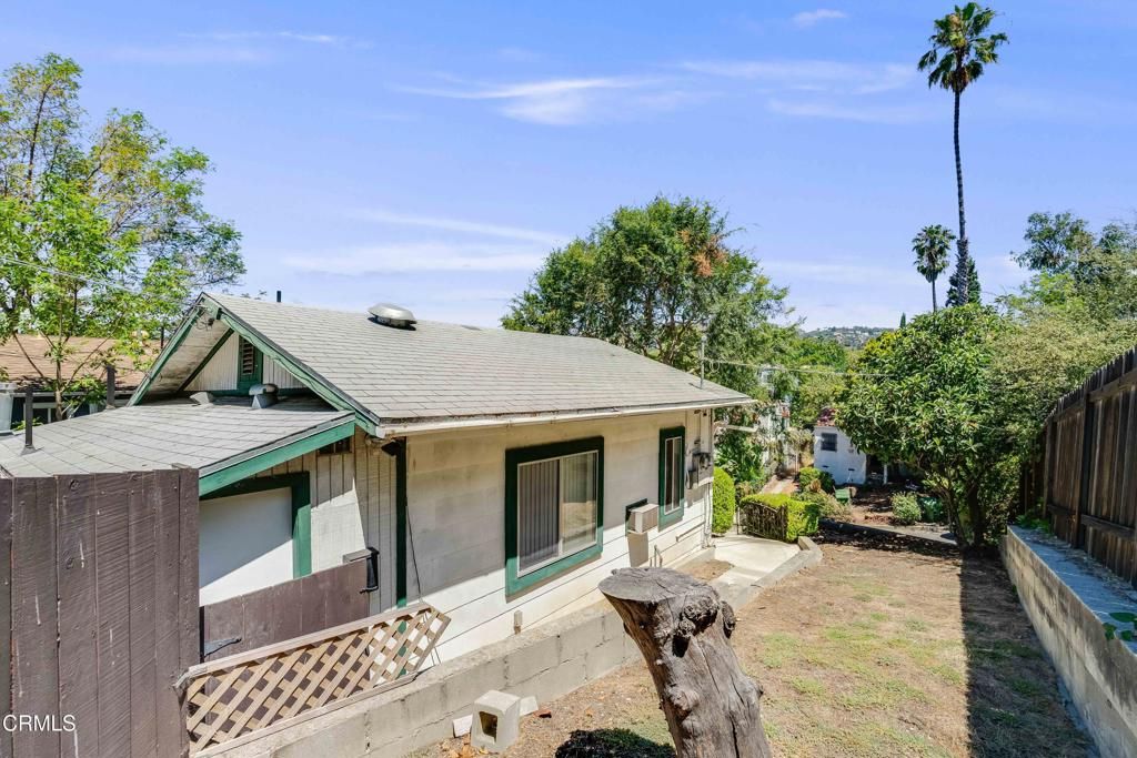Image 4 of property listing at 4012 Clayton Avenue W, Los Angeles, CA 90027