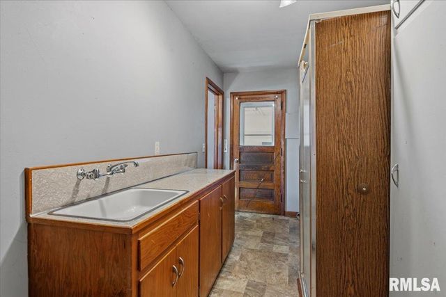 400 W Harpole Street, Williamsville, IL 62693