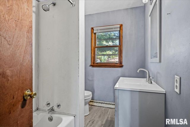 400 W Harpole Street, Williamsville, IL 62693