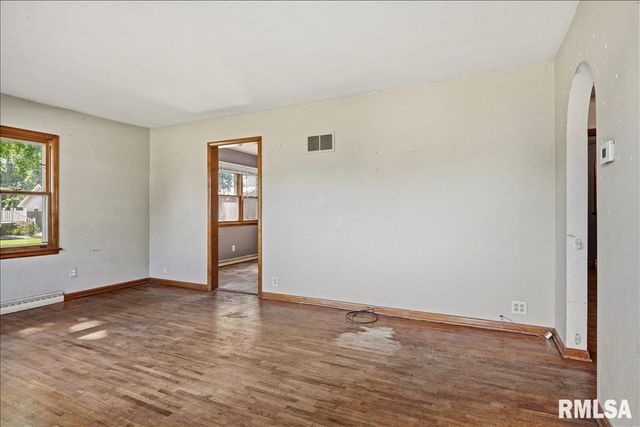 400 W Harpole Street, Williamsville, IL 62693