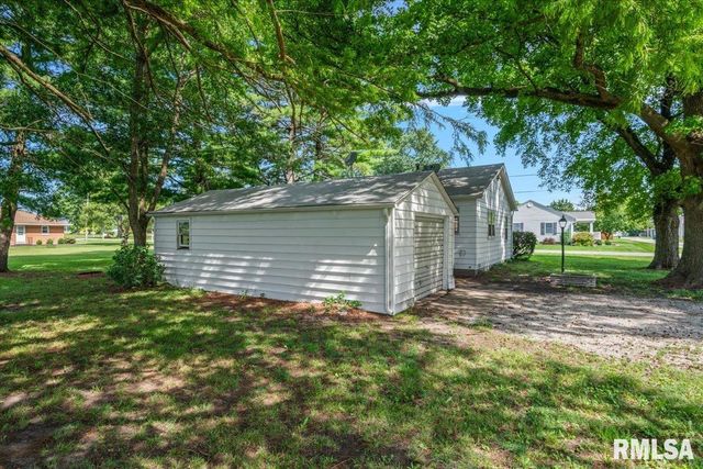 400 W Harpole Street, Williamsville, IL 62693
