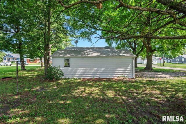 400 W Harpole Street, Williamsville, IL 62693