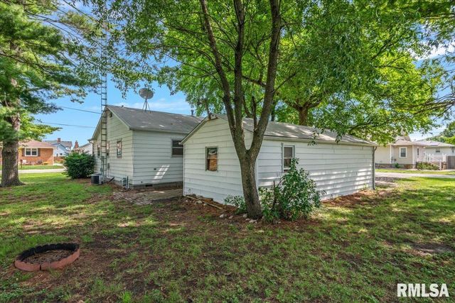 400 W Harpole Street, Williamsville, IL 62693