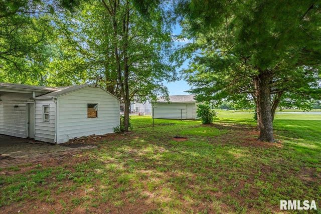 400 W Harpole Street, Williamsville, IL 62693