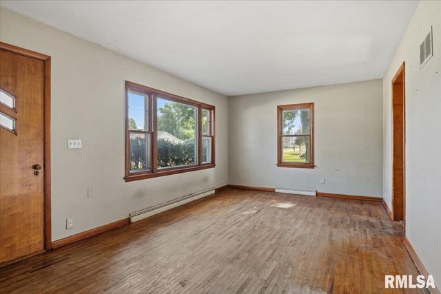 400 W Harpole Street, Williamsville, IL 62693