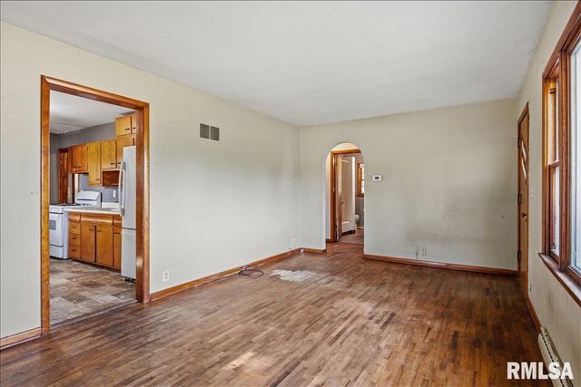 400 W Harpole Street, Williamsville, IL 62693