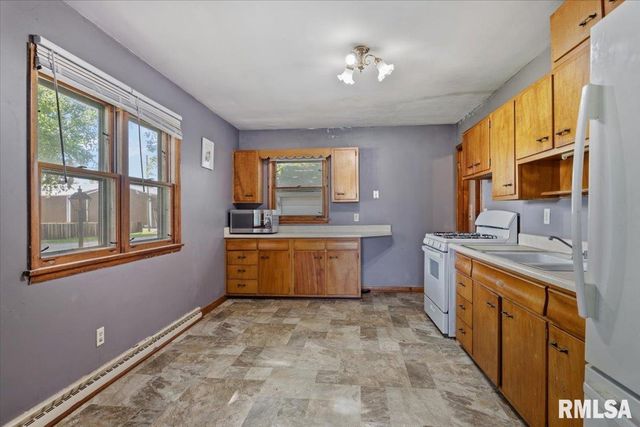 400 W Harpole Street, Williamsville, IL 62693