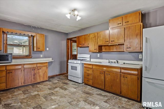 400 W Harpole Street, Williamsville, IL 62693