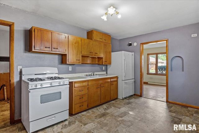 400 W Harpole Street, Williamsville, IL 62693